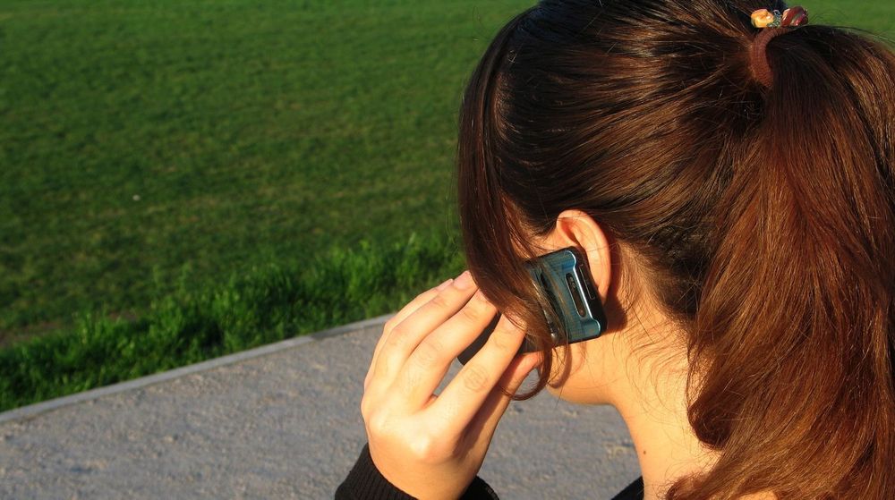 Anbefalingen om å bruke håndfri og holde telefonen langt fra hodet, står ved lag.