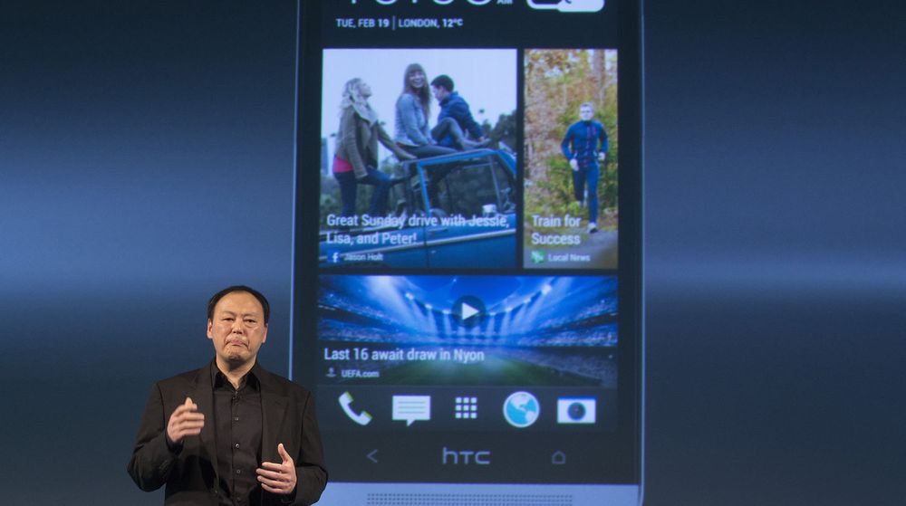 HTC-sjef Peter Show med selskapets håp om bedring, toppmodellen HTC One.