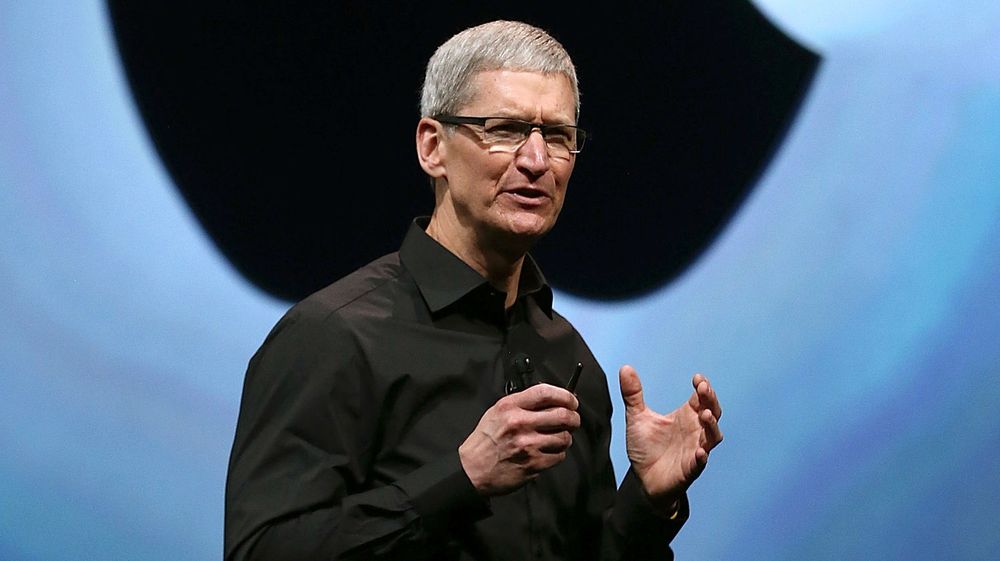 Apple-sjef Tim Cook lovet i går at blant iOS vil bli mer åpen for tredjepartsutviklere i framtiden. Her er Cook fotografert ved en annen anledning.