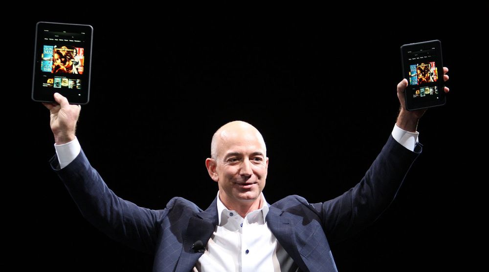 Amazon begynner nå å selge Kindle Fire i 170 land. Toppsjef Jeff Bezos viser her frem brettene ved USA-lanseringen høsten 2012.