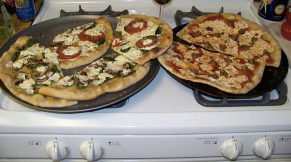 Oversatt fra engelsk, vil det nye systemet beskrive bildet slik: «To pizzaer oppå en komfyr».