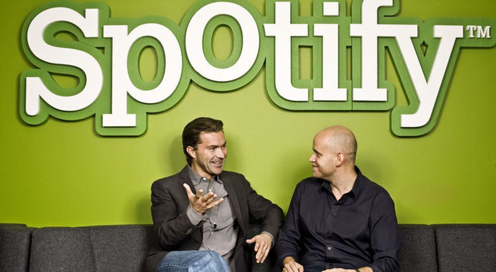 Daniel Ek (til høyre) mener at Spotify har artistenes beste interesser i tankene.