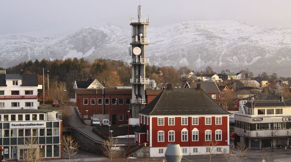 Telenor tilbyr nå 4G-basert mobildata i 235 norske kommuner. Her vises en oppgradert mobilmast i Brønnøysund.