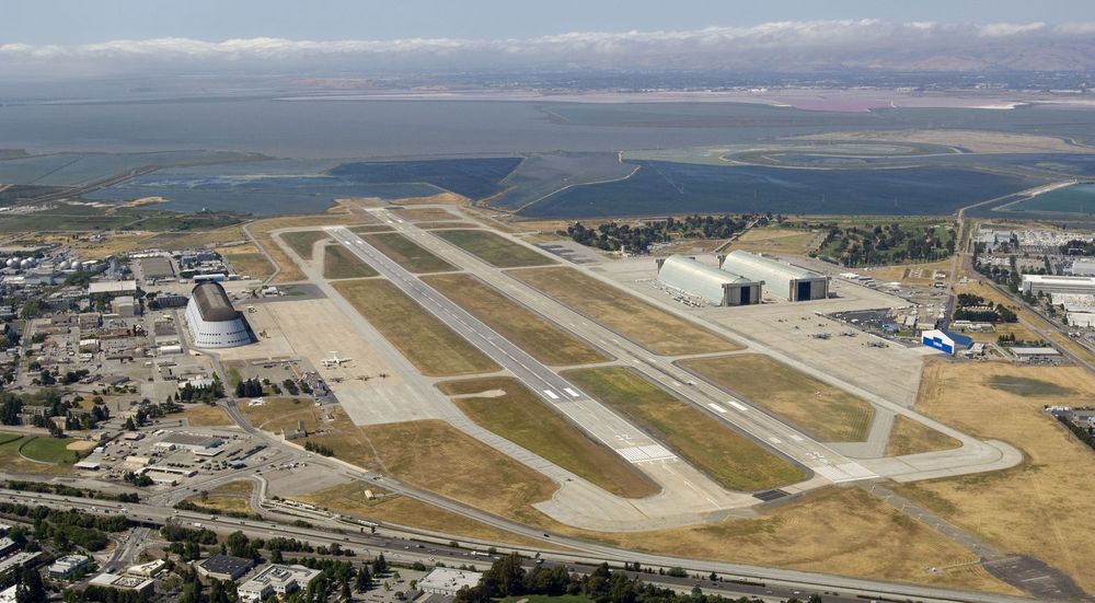 Moffett Field nylig, mens den store hangaren fremdeles hadde tak.