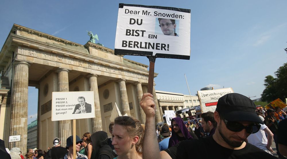 Edward Snowden oppnådde raskt støtte i Tyskland. Bildet er er fra en demonstrasjon i Berlin i slutten av juli i fjor. Nå vurderer tyske politikere tiltak som begrenser amerikanske myndigheters muligheter til å overvåke sentrale deler av det tyske samfunnet.