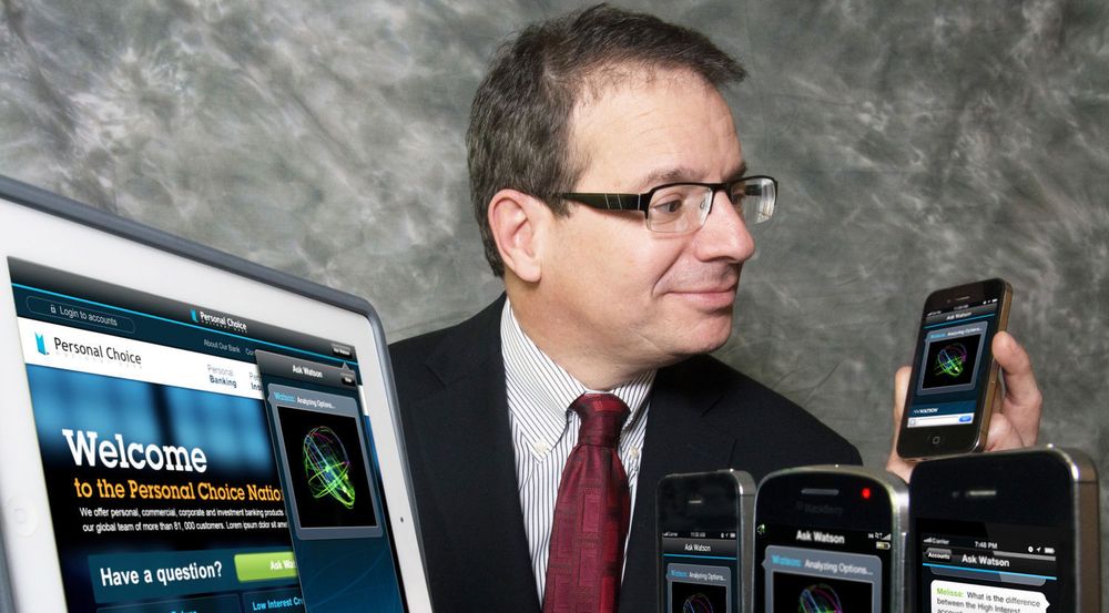 Stephen Gold, visepresident i IBM og ansvarlig for Watson Solutions, viser Watson Engagement Advisor på pc og som mobil app.