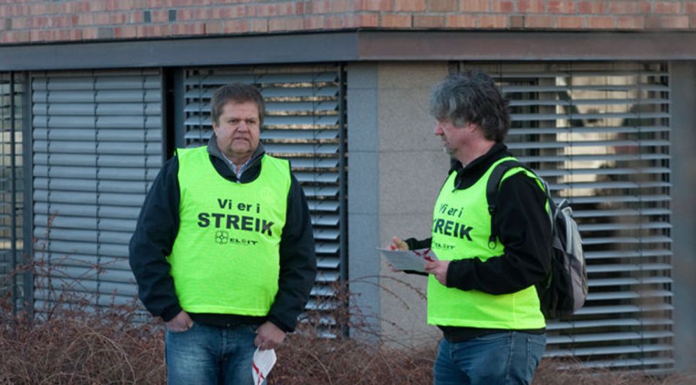 De streikende Atea-ansatte må tilbake på jobb etter pinsen. Regjeringen varslet torsdag tvungen lønnsmend i den bittre tariff-konflikten som har satt strømforsyingen i fare. 