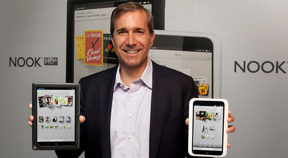 TAPSSLUK: Barnes & Noble-direktør William Lynch med to av selskapets Android-baserte brett, som har påført bokgiganten store tap.
