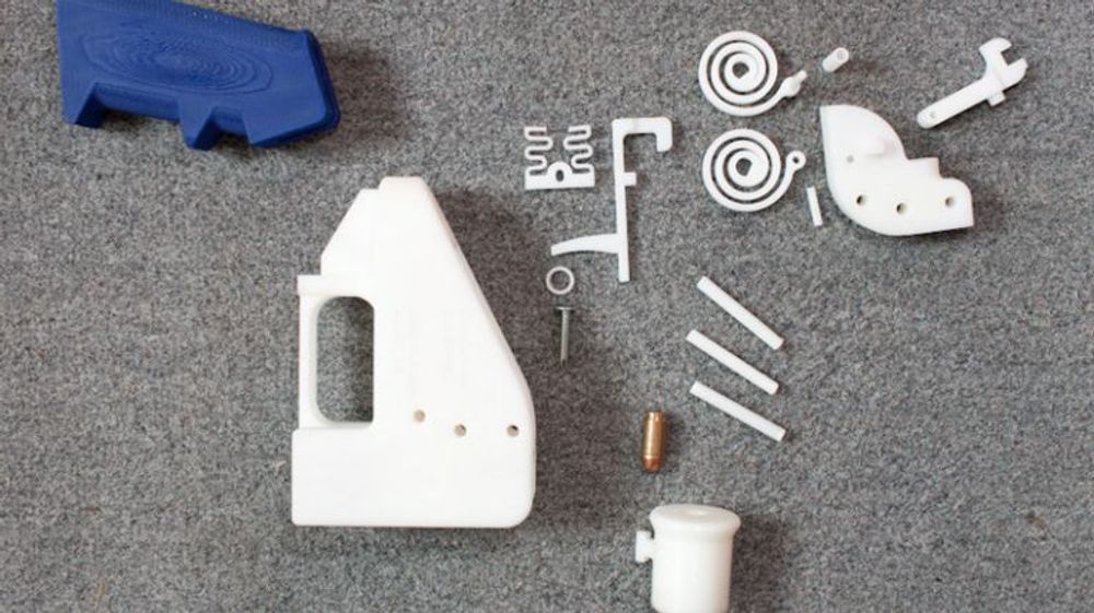 Tegningene til håndvåpenet Liberator, som hvem som helst med en 3D printer enkelt kan lage selv, ble fjernet fra nettsidene til Defense Distributed torsdag. Men amerikanske myndigheter vil slite med å fjerne tegningene helt fra nettet. 