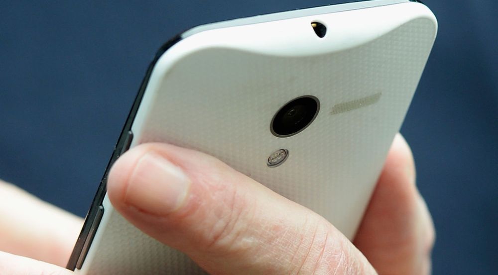 Googles styreformann Eric Schmidt klarte ikke å dy seg, da han nylig viste frem denne smarttelefonen «Moto X», som ennå ikke er lansert.