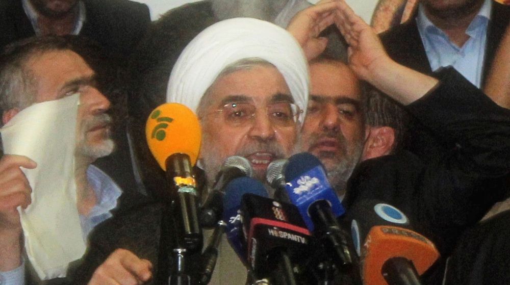 I likhet med velgerne, ble Irans påtroppende president Hassan Rohani, her fotografert under valgkampen, rammet av prestestyrets halal-nett.