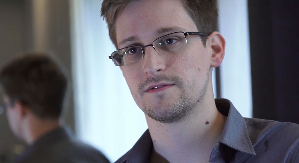 NSA-varsler Edward Snowden (30) sitter fortsatt fast på flyplassen i Moskva.