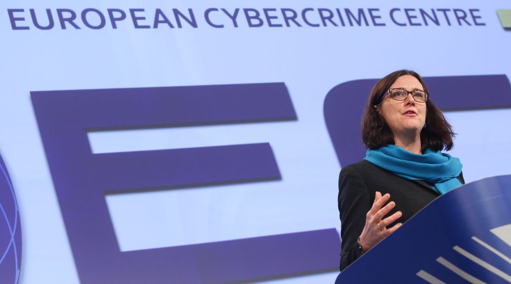 BEKJEMPER DATAKRIM: EU-kommissær for innenrikssaker Cecilia Malmström ved åpningen av Europas nye kyberpolitisentral i Haag i januar i år.