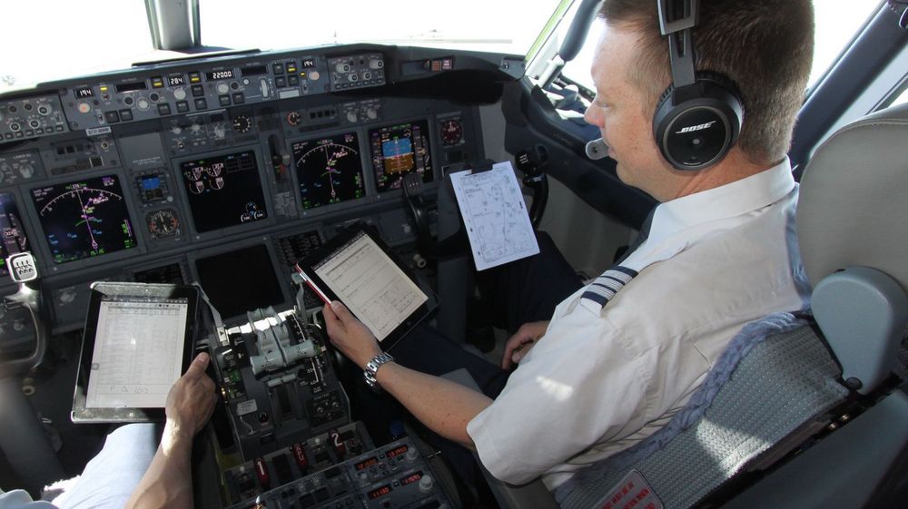 Flygerne i SAS kan omsider bytte ut tunge papirbunker med elektroniske hjelpemidler. Norwegian trekker på smilebåndet og ønsker dem velkommen etter.