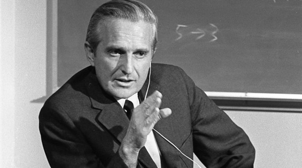 Douglas «Doug» Engelbart gikk bort 88 år gammel tirsdag. På bildet fra Stanford Research Institute øver Engelbart på det som skulle bli kjent som verdens beste presentasjon. 