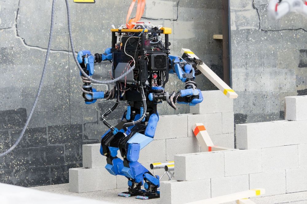 Roboter kommer i mange størrelser og fasonger. Selv de mest avanserte, som denne kalt SCHAFT, har svært begrensede evner utover helt spesifikke områder.