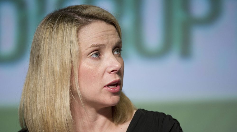 Marissa Mayer forklarer at Yahoo nå satser mest på å øke mengden av tjenester og brukere. Hun tror det etterhvert vil få annonsørene til å komme tilbake.