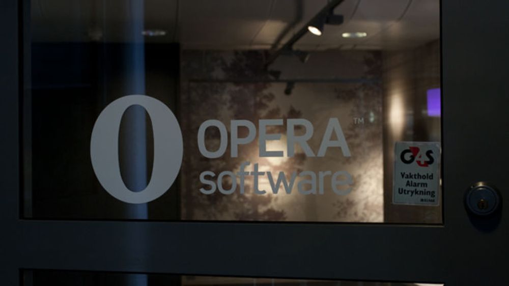 Opera Software er på vei mot en markedsverdi på over 13 milliarder kroner, mener meglerhus som oppjusteres sitt kursmål ganske kraftig fra 71 til 110 kroner aksjen.