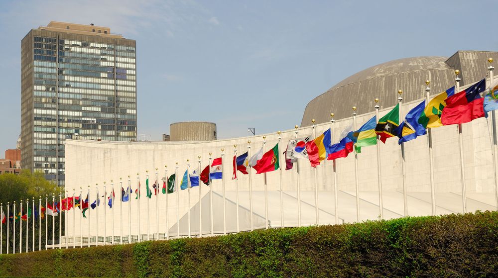 Amerikanernes skrekk er at FN skal overta ansvaret for å forvalte Internett. Bildet viser nasjonalflaggene ved FNs hovedkvarter i New York.