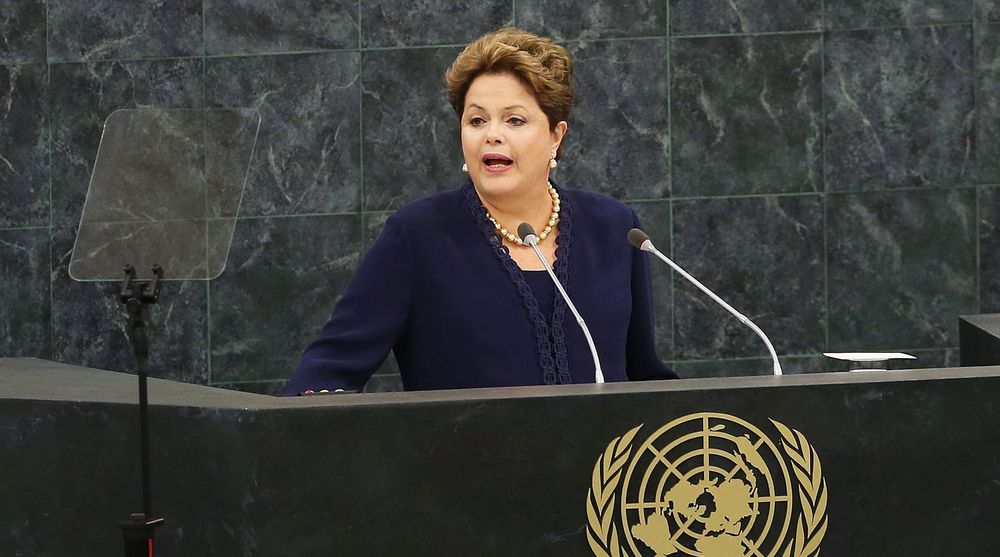 Brasils president Dilma Roussef talte til FNs hovedforsamling 24. september. Hun rettet kraftig kritikk mot amerikansk kyberspionasje mot henne selv, hennes medarbeidere, og mot Brasils statseide oljeselskap Petrobras.