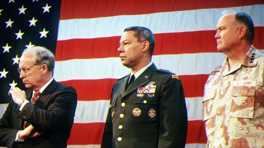 General Colin Powell (midten) var Chairman Joint Chiefs of Staff i 1991 under USAs første krig mot Irak. Til venstre: daværende forsvarsminister Dick Cheney. Til høyre: Øverstkommanderende, general Norman Schwartzkopf, som ledet an i Desert Storm.