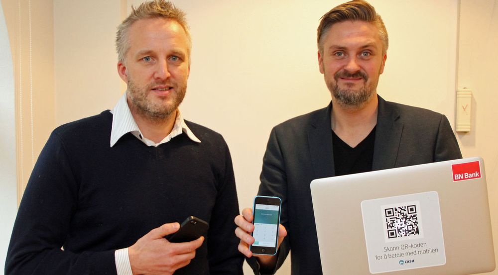 Lars-Thomas Stene og Daniel R. Döderlein i mCash med to av de vesentlige komponentene i selskapets betalingsløsning, en smartmobil og en QR-kode. De ansatte i selskapet skal forøvrig ikke ta skjegget før de har nådd 10 000 mCash-brukere.