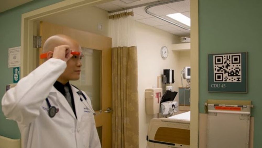 Doktor Steve Horng ved Beth Israel Deaconess Medical Center i Boston demonstrerer skanningen av QR-kode via googlebrillen.