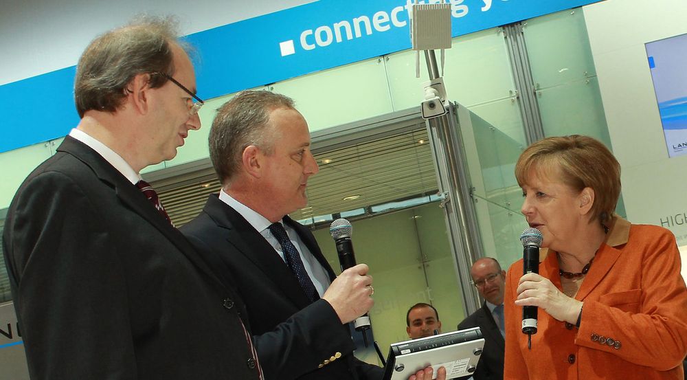 Forbundskansler Angela Merkel orienteres på CeBIT-messen av Lancom-gründere Ralf Koenzin og Stefan Herrlich.
