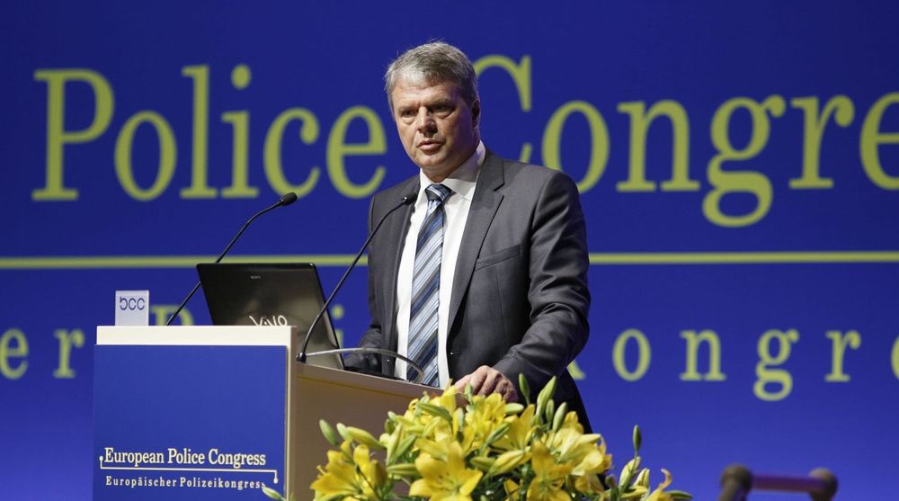 Direktør for European Cybercrime Center,  Troels Ørting, advarer mot å bruke overføre følsom informasjon via trådløse nettverk som man ikke vet om man kan stole på. Aller helst bør man nok benytte en nettverkskabel.