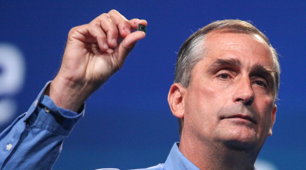 Intels toppsjef Brian Krzanic lover fortsatt økt ytelse til lavere kostnad, og fremhever løftet om Moores lov som årsak bak rekordoppkjøpet. Bildet er fra en tidligere anledning da han presenterte en knøttliten Quark-brikke.