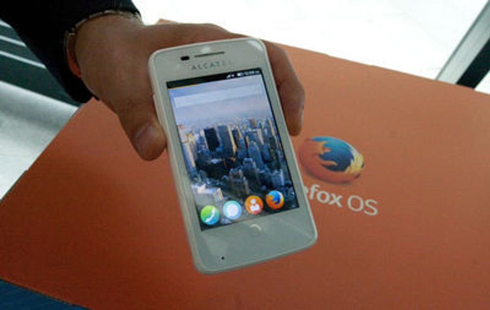 Telenors første FxOS-baserte mobiltelefon er produsert av Alcatel og blir lansert i enkelte land i fjerde kvartal.