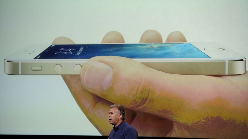 Markedssjef Paul Schiller i Apple viste frem den nye iPhone 5S - som blir levert med 64-bits brikke, betydelig forbedret kamera samt som ventet: fingeravrtykk-sensor. Det var med andre ord ikke store overraskelsene på dagens lansering.
