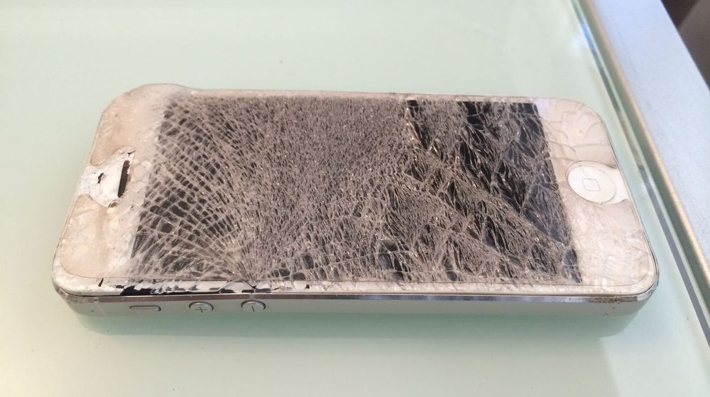 En skadd iPhone, angivelig etter et fall på to etasjer.
