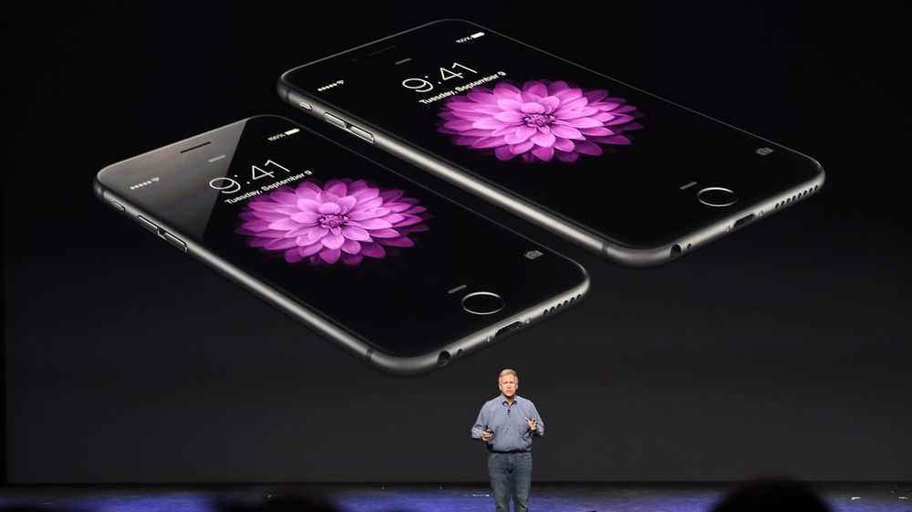 Visepresident i Apple, Phil Schiller, presenterte de nye iPhone-modellene i selskapets hjemby, Cupertino, for en drøy uke siden. Etterspørselen overstiger så langt produksjonskapasiteten, noe som betyr ventetid for kundene.