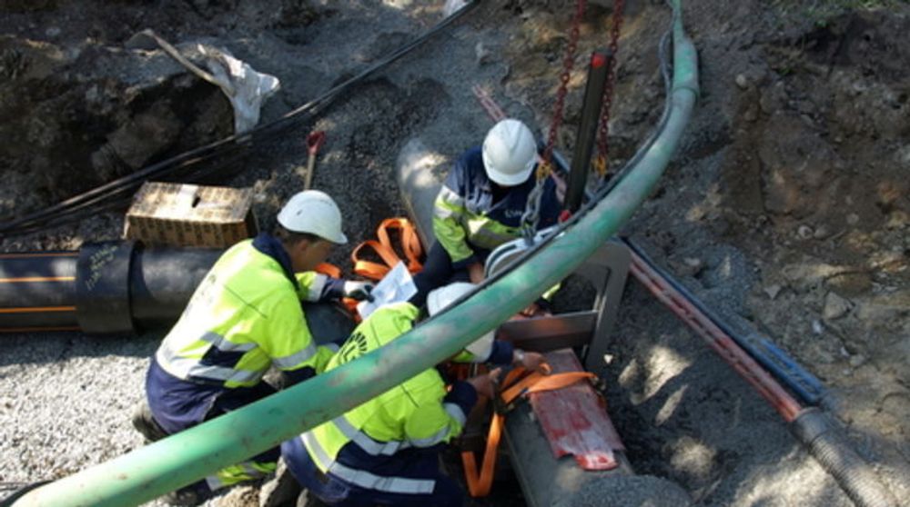 Montører for Lyse er i gang med å legge fiber, en aktivitet som kan koste mye penger. Det er her kostnaden ligger for full bredbåndsdeking. Prislappen dersom samtlige husstander skal komme opp i 100 Mbps vil være på mellom 20 og 30 milliarder kroner, antar analytiker.