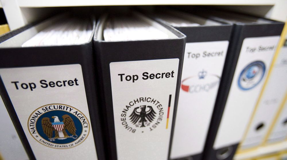 Den tyske etterretningstjenesten BND (Bundesnachrichtendienst) samarbeider tett med amerikanske NSA, både når det gjelder bruk av metoder og utveksling av data. Det gjør også britiske GCHQ (Gouverment Communications Headquarters) og franske DGSE (Direction Generale de la Securite Exterieur), her illustrert ved permene i bakgrunnen.