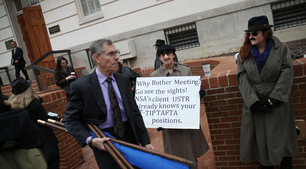 Spionkledde aktivister demonstrerte utenfor kontorene til USAs handelsdepartement 16. desember. På plakaten oppfordres besøkende å dra på sightseeing framfor å møte handelsdepartementets folk: NSA har allerede kartlagt hvor de står i aktuelle stridsspørsmål.