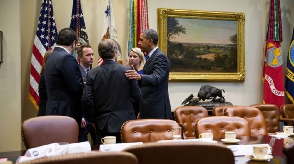 President Barack Obama i samtale med toppledere fra en rekke amerikanske teknologiselskaper. Møtet fant stedet den 17. desember 2013 i Roosevelt-rommet i Det hvite hus. På bildet seg man i alle fall Obama selv og Yahoo-sjef Marissa Mayer.