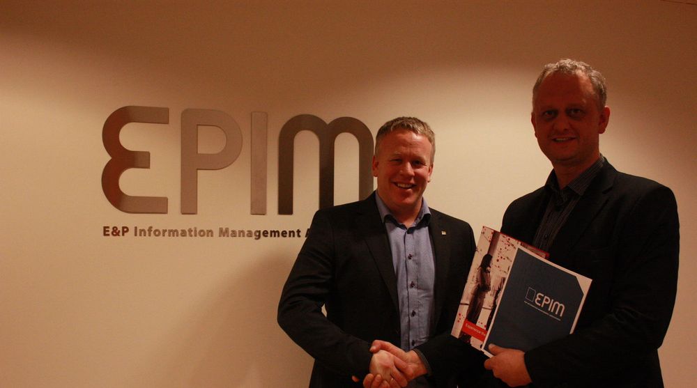 EPIM og Ove Ryland (til høyre) har forlenget avtalen med CGI, representert ved Svein Ove Hagaseth, ansvarlig leder for CGIs L2S-løsning i Norge (til venstre).