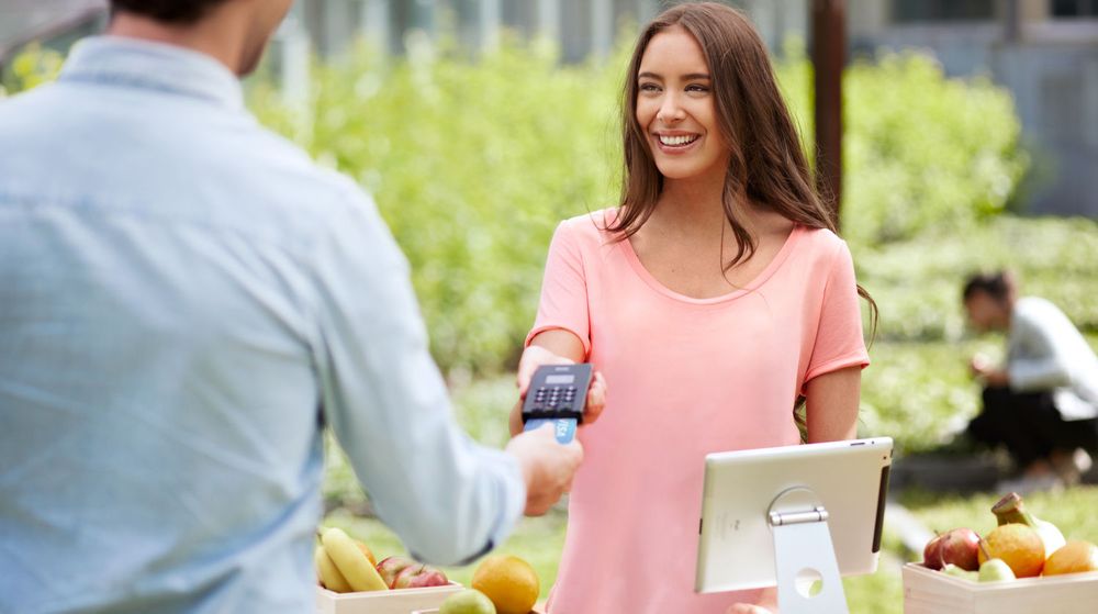 iZettles kortleser fungere mot en app på en iPhone eller, som her, en iPad, og krever konto hos iZettle. Kortleseren kommuniserer med nettbrettet over Bluetooth. iZettle har justert prismodellen og gjør løsningene rimeligere å bruke.