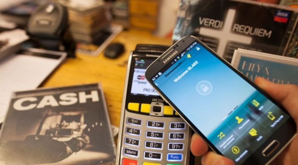 Både Visa og MasterCard ønsker mer bruk av kontaktfri, NFC-basert betaling og skal nå støtte en teknologi som skal gjøre dette både enklere og billigere for applikasjons- og tjenesteleverandørene. Men det krever at brukerne har en temmelig ny smartmobil som også støtter disse teknologiene.