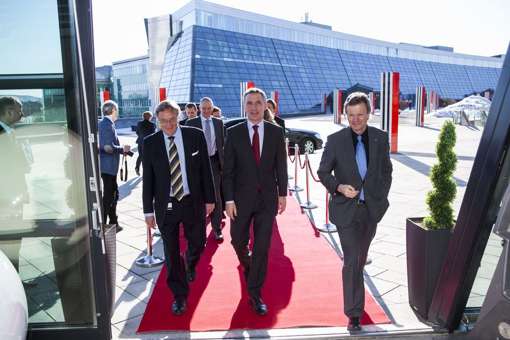 Statsminister Jens Stoltenberg på bedriftsbesøk hos Telenor, her fulgt inn på rød løper av styreleder Svein Aaser og konsernsjef Jon-Fredrik Baksaas.