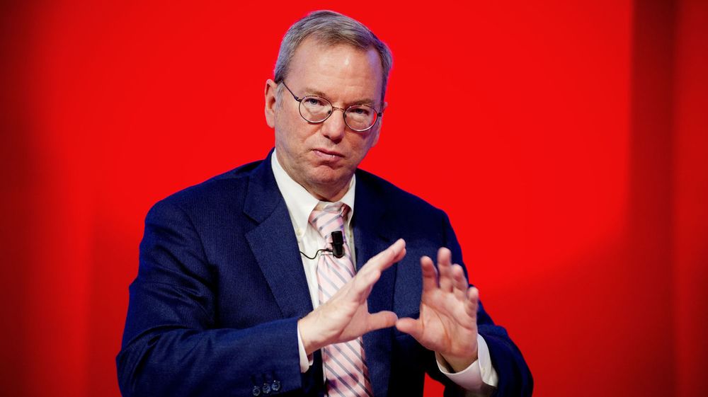 Googles styreformann, Eric Schmidt, ønsker å gjøre informasjon mer tilgjengelig i verdens mest lukkede land. Det er ikke bare god politikk, men trolig også god økonomi for Google på lang sikt.