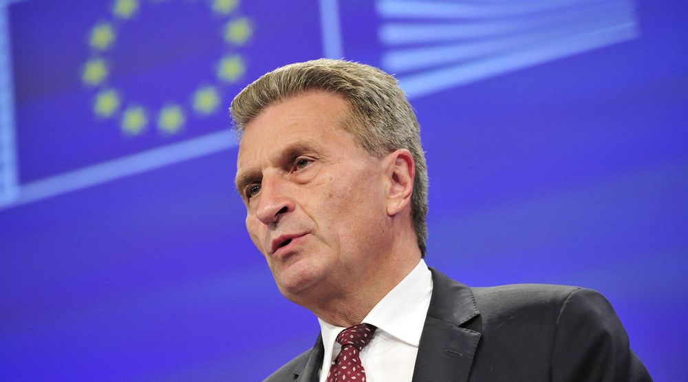 EUs kommissær for digitalisering og samfunn, Günther Oettinger, sier Europa ikke kan bygge fiberoptiske nett og femte generasjons mobilnett fort nok.