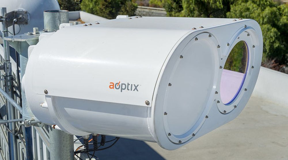 AOptix Intellimax sender og mottar data med høy hastighet over opptil 10 kilometer lange avstander ved å bruke både laser- og radioteknologi.