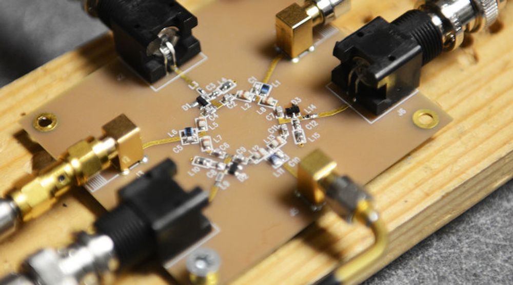Radiobølgesirkulatoren som er utviklet ved University of Texas at Austin har ingen magneter og kan trolig gjøres så liten at den kan brukes i mobiltelefoner og mye annen kompakt elektronikk.