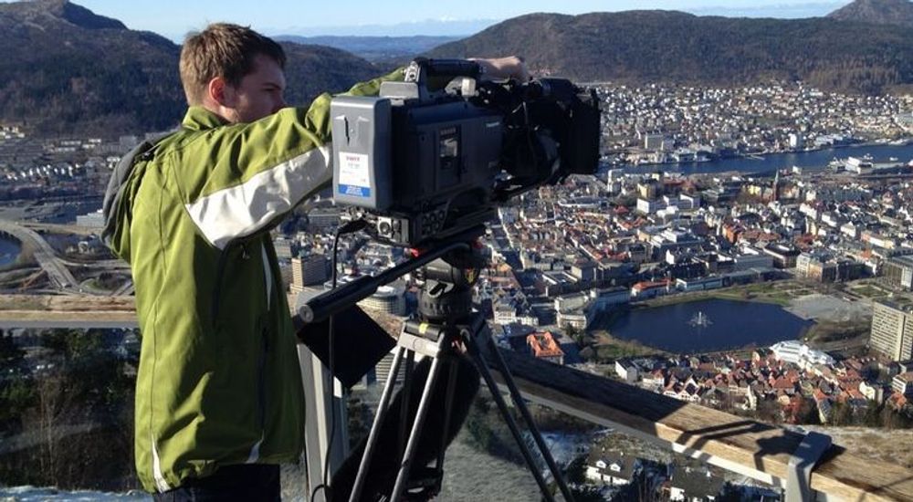 Fotograf Håvard Risebrobakken på opptak i Bergen. Snart kommer dokumentarfilmen om DLD til en skjerm nær deg.