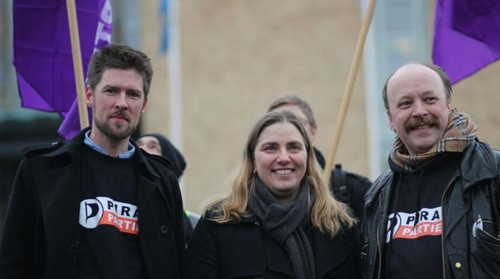 Det norske Piratpartiet tok tirsdag over rutingen av trafikk til The Pirate Bay fra sitt svenske søsterparti. På bildet ser vi styremedlem Øystein Middelthun i det norske Piratpartiet (t.v) og Anna Tronberg, som leder det svenske søsterpartiet. Til høyre: Partileder Geir Aaslid. 