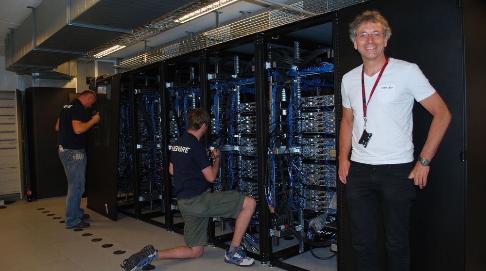 TRENGER FOLK: IT-direktør Lars Oftedal viser her fram universitetets beregningsklynge «Abel», som for tiden holder 96. plass på listen over verdens raskeste superdatamaskiner.