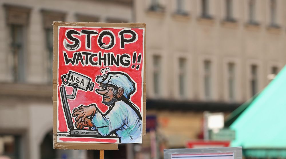 Plakat som protesterer mot NSAs overvåkning. Den ble brukt i en demonstrasjon i Tyskland i slutten av juli.
